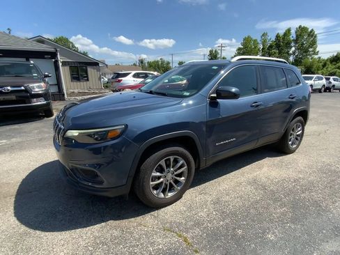 Used 2019 Jeep Cherokee Latitude Plus w/ Cold Weather Group AWD/4WD image 4