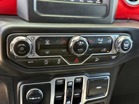 Used 2018 Jeep Wrangler Unlimited Rubicon AWD/4WD image 32