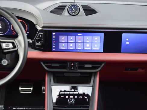 Certified 2025 Porsche Macan 4S Electric AWD/4WD image 19