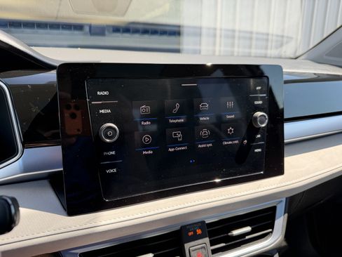 Certified 2025 Volkswagen Taos SE w/ Panoramic Sunroof Package FWD image 18