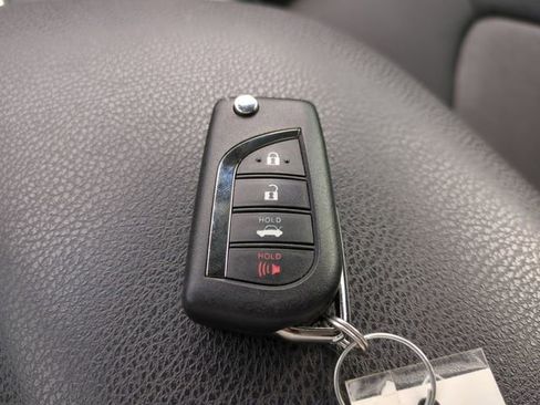 Used 2018 Toyota Camry LE FWD image 33