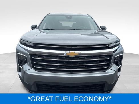 Used 2025 Chevrolet Traverse LT FWD image 3