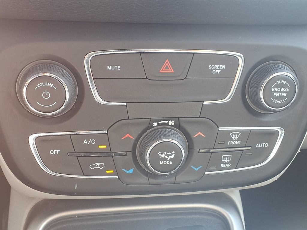Used 2018 Jeep Compass Latitude w/ Popular Equipment Group FWD image 5