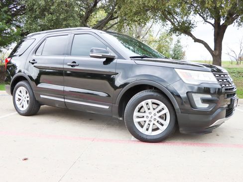 Used 2017 Ford Explorer XLT w/ Equipment Group 202A image 1
