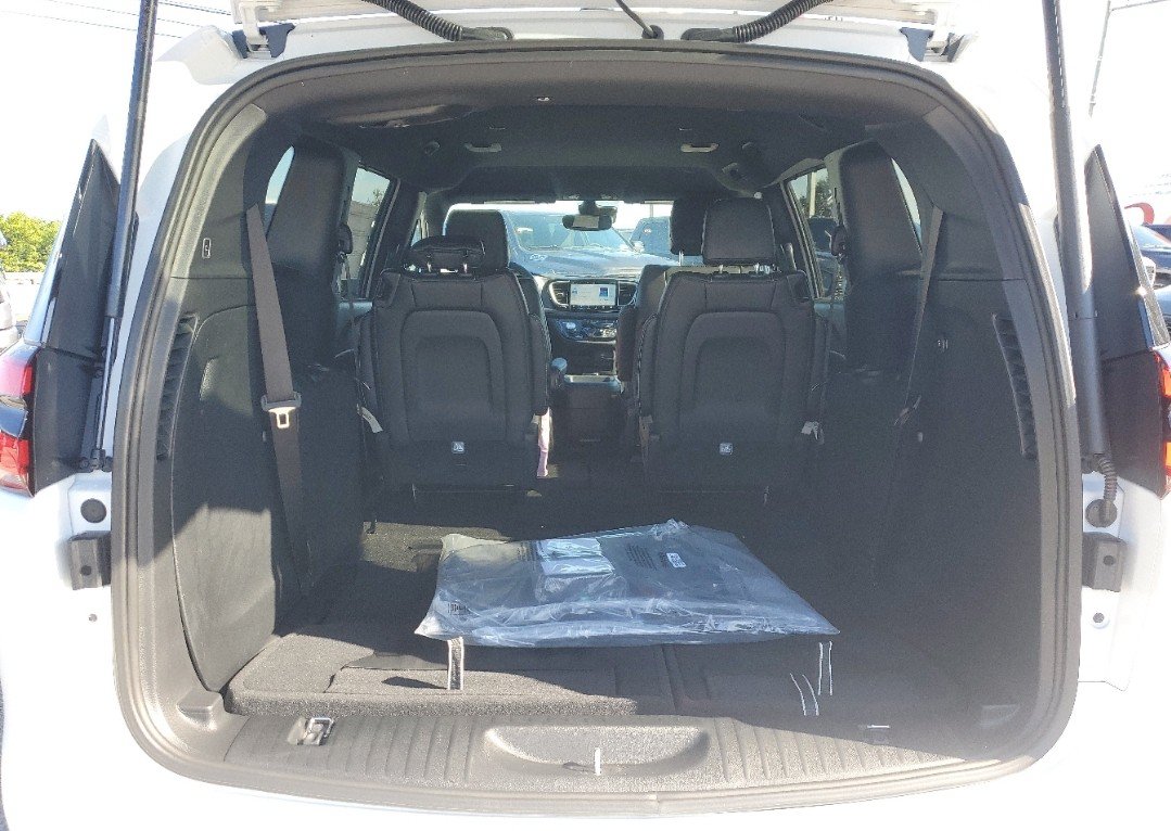 Used 2025 Chrysler Pacifica Select FWD image 7