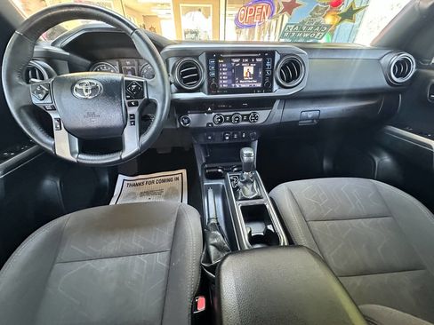 Used 2018 Toyota Tacoma TRD Sport image 15