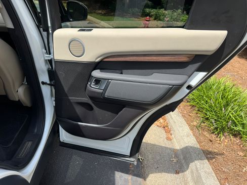 Used 2018 Land Rover Discovery HSE AWD/4WD image 38