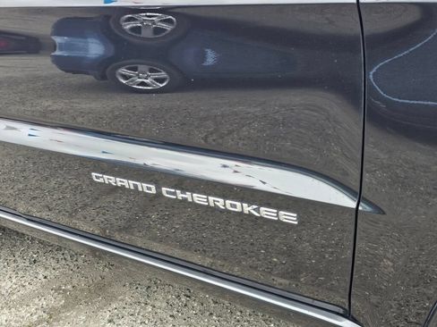 Used 2014 Jeep Grand Cherokee Overland w/ Advanced Technology Group AWD/4WD image 10