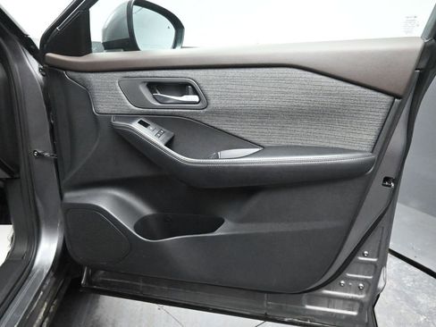 Used 2023 Nissan Rogue SV image 19