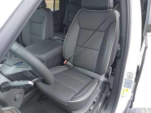 New 2025 Chevrolet Suburban Premier image 15