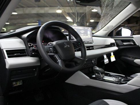 New 2025 Mitsubishi Outlander SE image 5