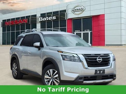Used 2025 Nissan Pathfinder SL FWD image 1