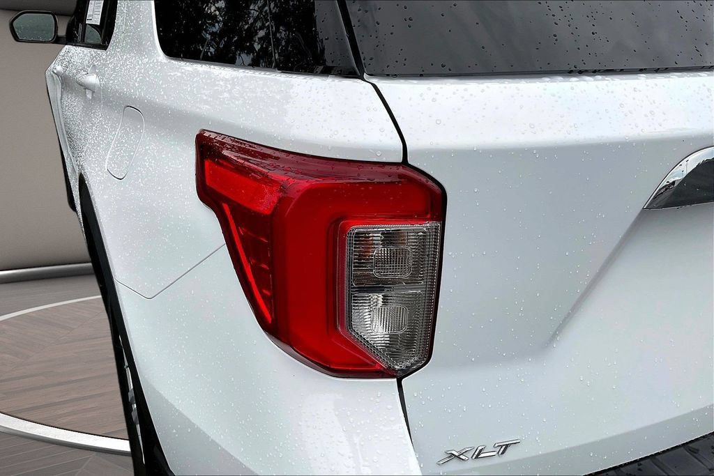 Used 2024 Ford Explorer XLT w/ Equipment Group 202A AWD/4WD image 26