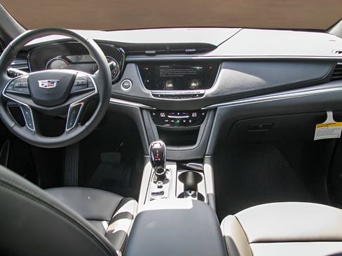 Used 2025 Cadillac XT5 Luxury FWD image 17