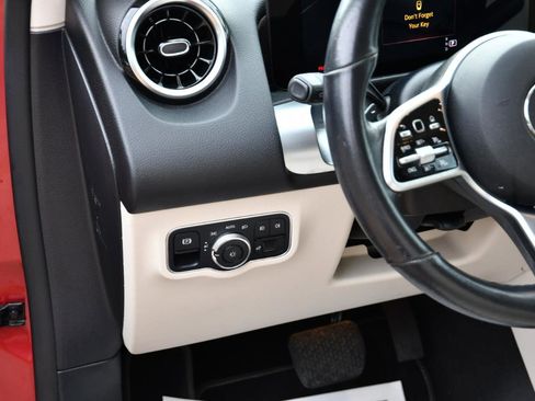 Used 2022 Mercedes-Benz GLB 250 w/ Premium Package image 8