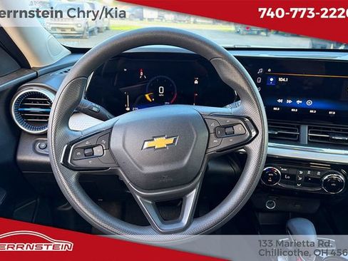 Used 2025 Chevrolet Trax LT FWD image 13