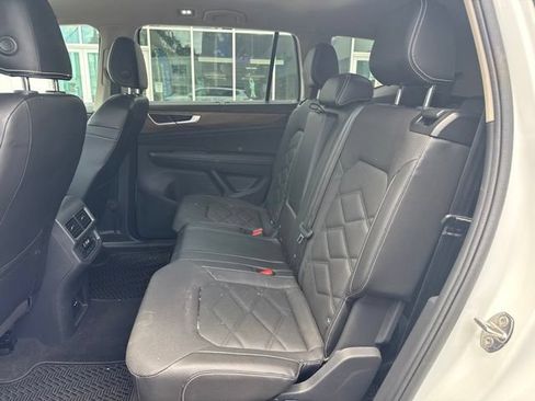 Used 2024 Volkswagen Atlas SE w/ Panoramic Sunroof Package FWD image 6