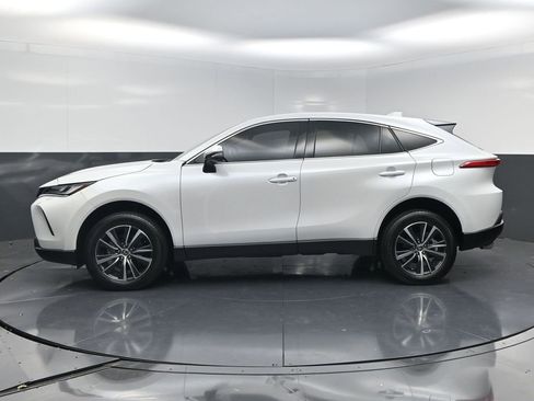 Used 2023 Toyota Venza LE image 3