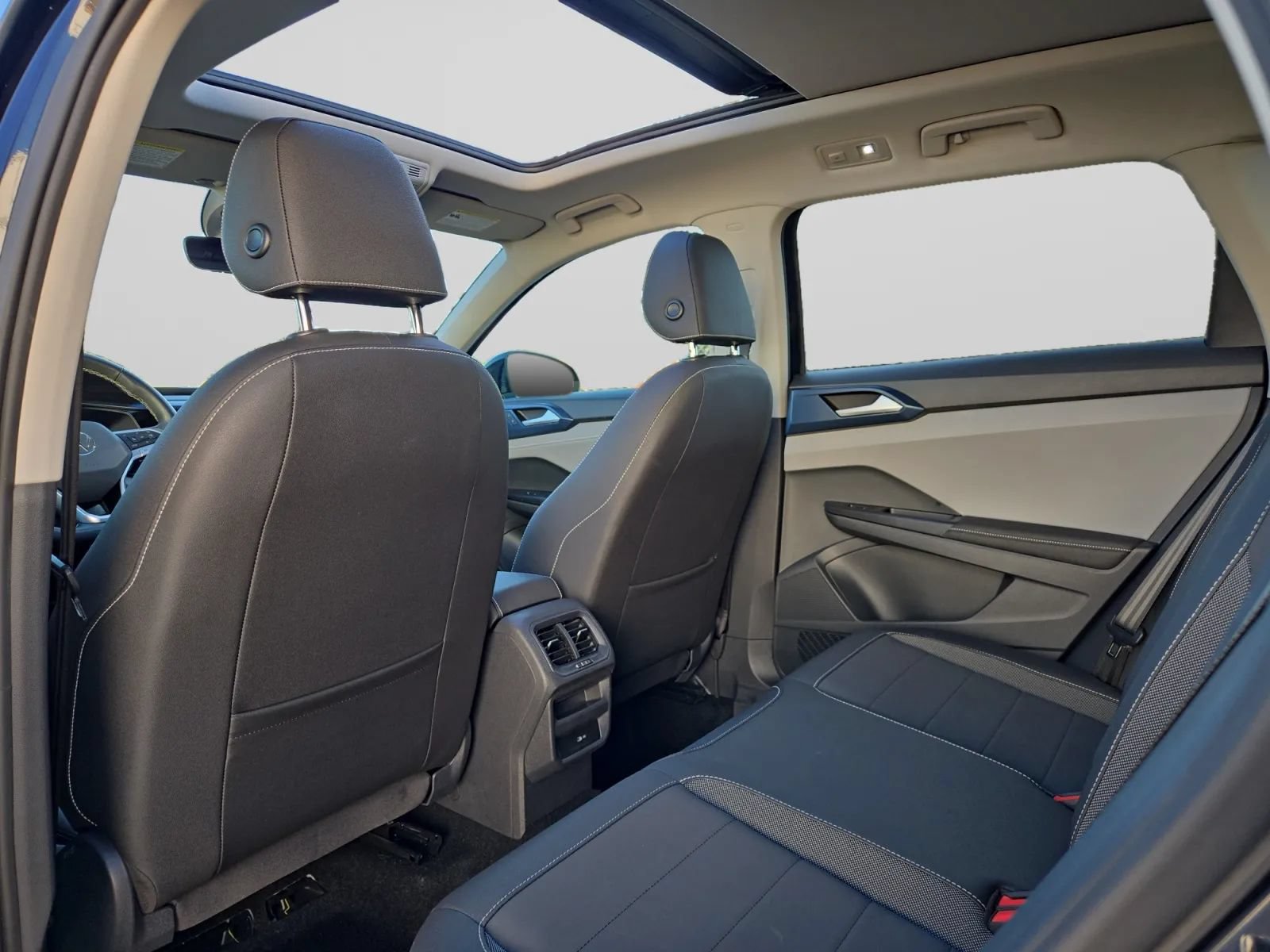 Used 2024 Volkswagen Taos SE w/ Panoramic Sunroof Package FWD image 26