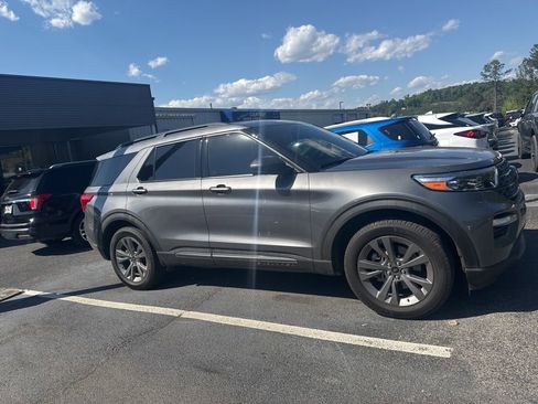 Used 2021 Ford Explorer XLT w/ Equipment Group 202A image 3
