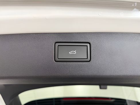 Certified 2025 Volkswagen Tiguan SE R-Line AWD/4WD image 10
