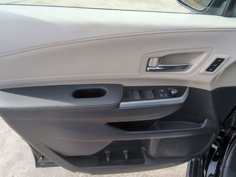 Used 2026 Toyota Sienna Limited image 10