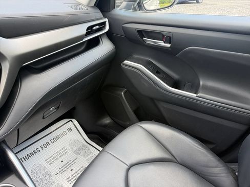 Used 2021 Toyota Highlander XLE AWD/4WD image 29