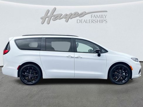 New 2026 Chrysler Pacifica Limited image 3