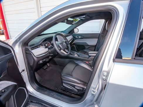 Used 2025 Jeep Compass Latitude image 34