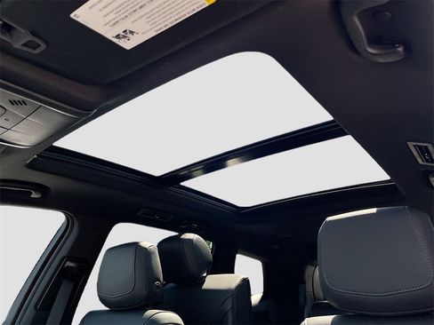 New 2025 Cadillac XT6 Luxury image 22