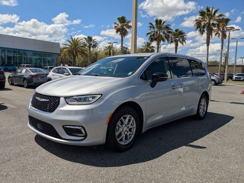 Used 2024 Chrysler Pacifica Touring-L FWD image 7