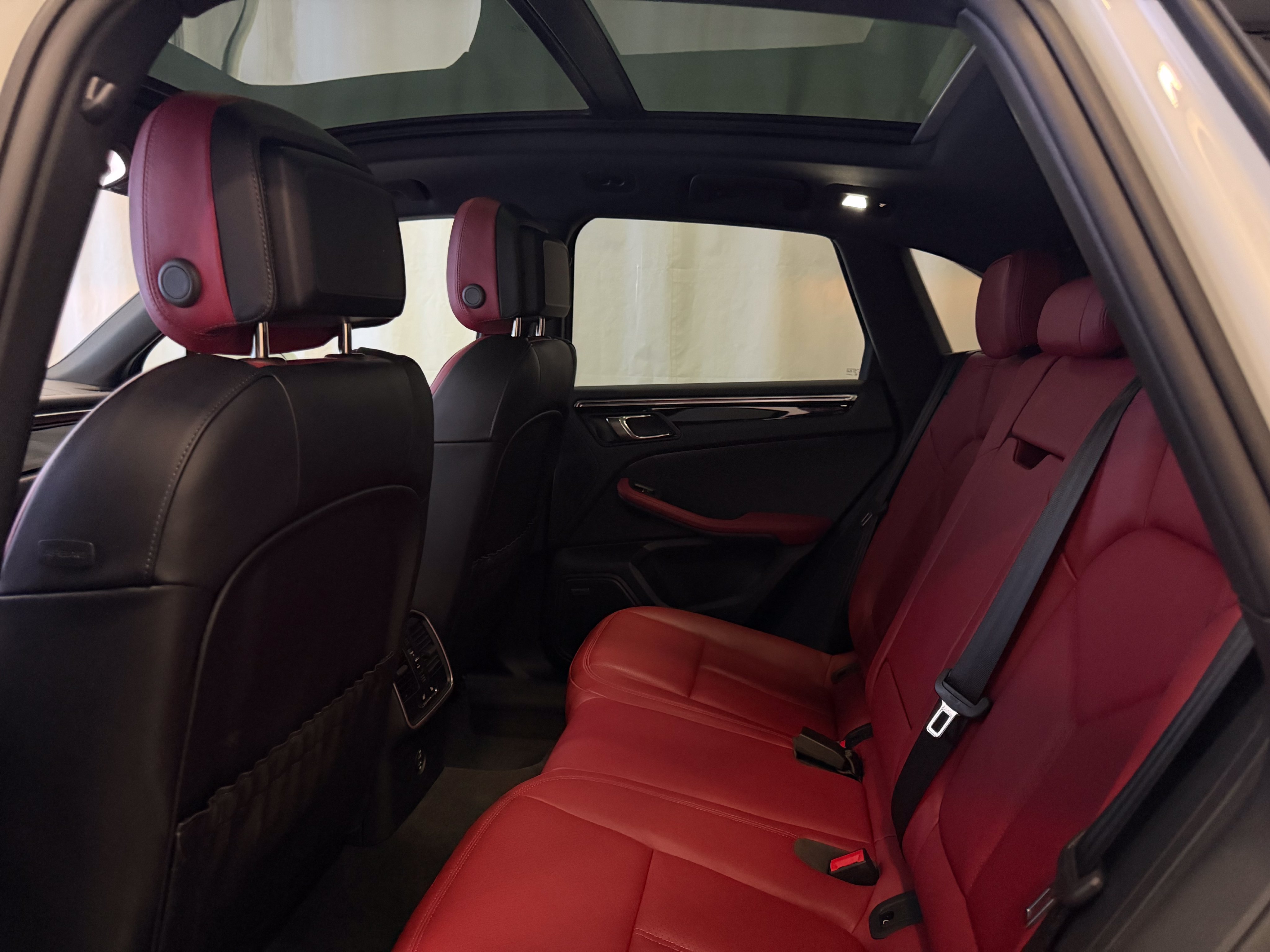 Certified 2026 Porsche Macan Turbo AWD/4WD image 24