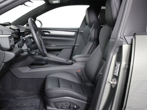 Used 2025 Porsche Macan Electric image 5