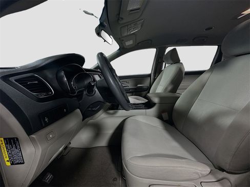Used 2020 Kia Sedona L image 18