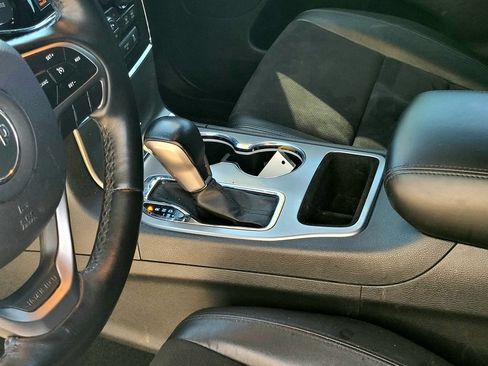 Used 2021 Jeep Grand Cherokee Laredo X AWD/4WD image 19