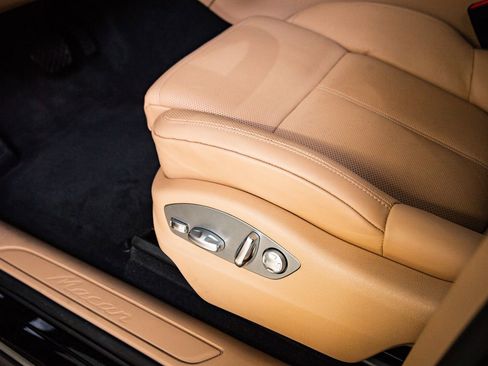 Certified 2025 Porsche Macan AWD/4WD image 14