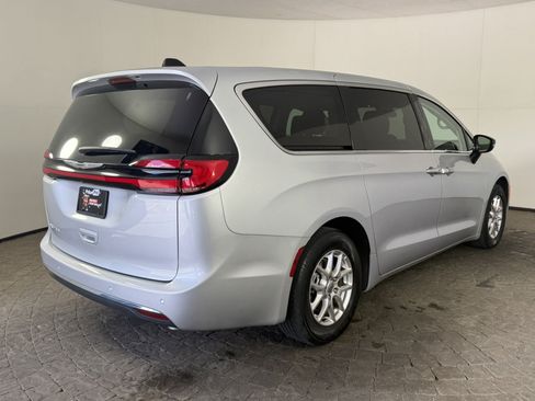 Used 2024 Chrysler Pacifica Touring-L FWD image 9