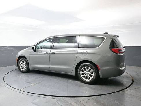 Used 2025 Chrysler Pacifica Select image 7