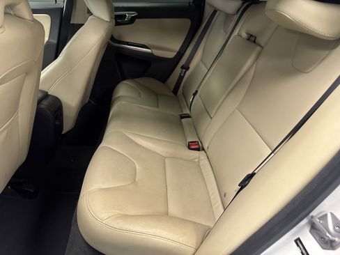 Used 2016 Volvo XC60 T5 Platinum image 11