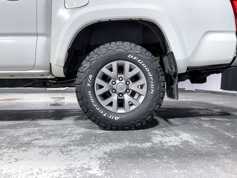 Used 2017 Toyota Tacoma TRD Off-Road image 10