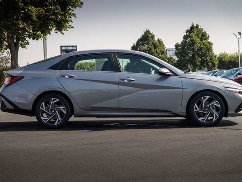 Used 2025 Hyundai Elantra SEL FWD image 5
