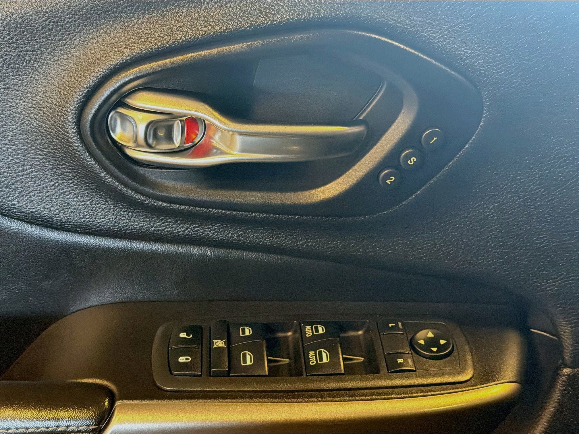 Used 2019 Jeep Cherokee Limited AWD/4WD image 15