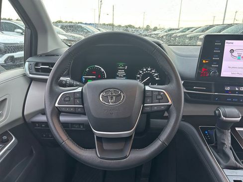 Used 2023 Toyota Sienna XLE FWD image 10
