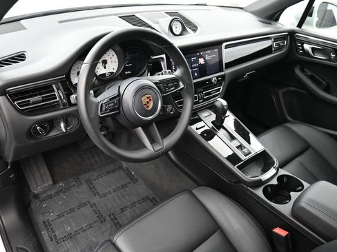 Certified 2023 Porsche Macan AWD/4WD image 4