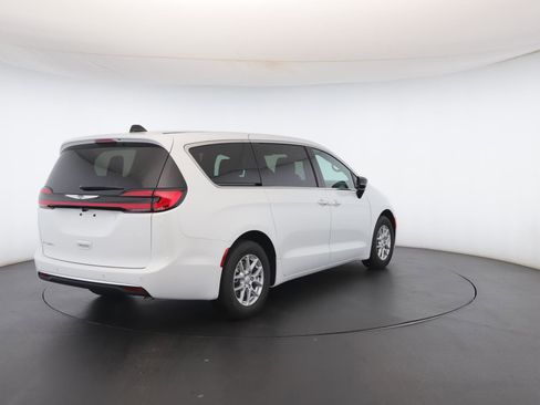 New 2026 Chrysler Pacifica Select image 24