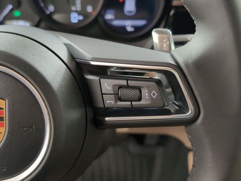 Used 2025 Porsche Macan image 32