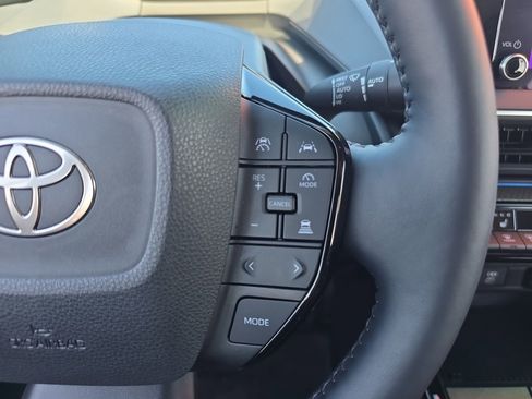 Certified 2025 Toyota Prius XLE image 22