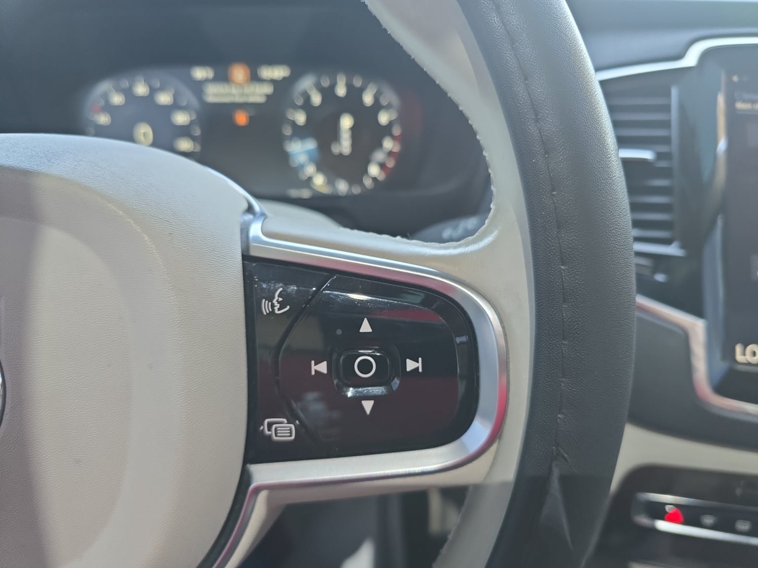 Used 2016 Volvo XC90 T6 Momentum AWD/4WD image 23