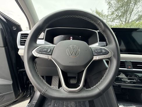 Used 2025 Volkswagen Taos SE FWD image 15