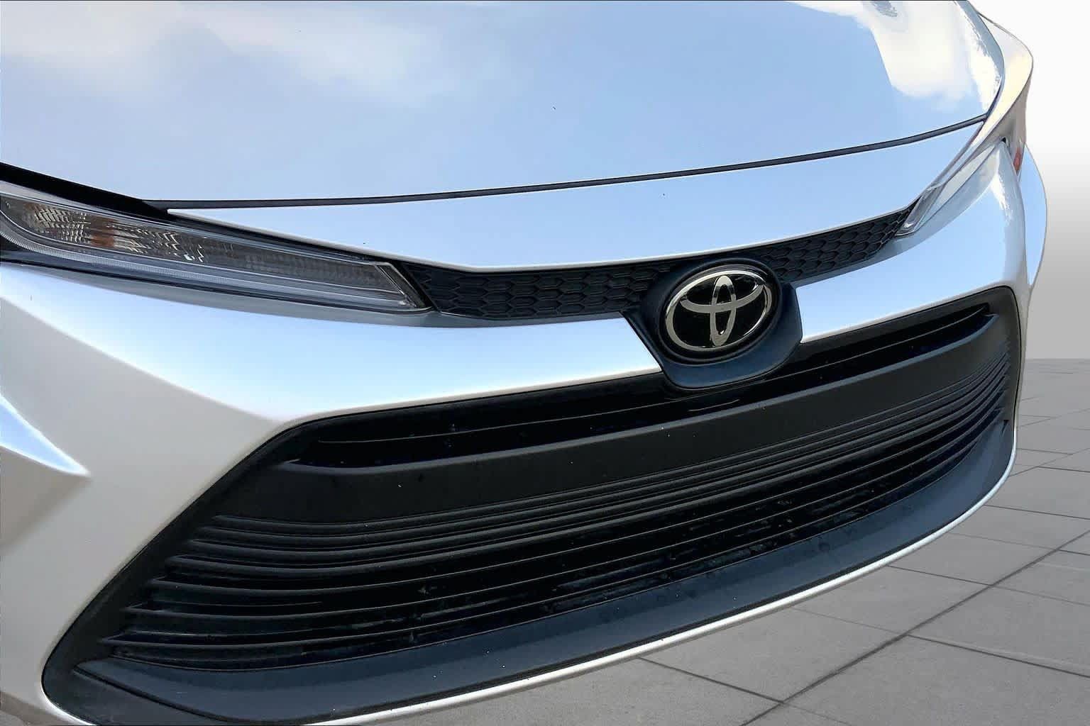 Used 2025 Toyota Corolla LE FWD image 29